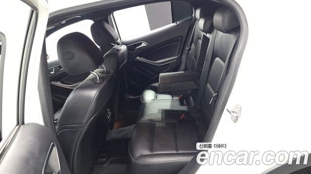 Mercedes-Benz GLA-Class 2019 — Şəkil 12/20