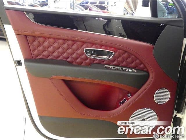 Bentley Bentayga 2022 — фото 10 из 20