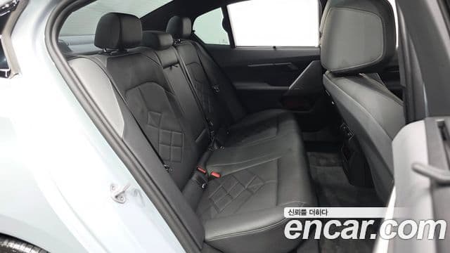 BMW 5 Series 2025 — Photo 17/20