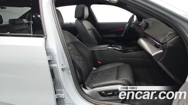 BMW 5 Series 2025 — Photo 12/20