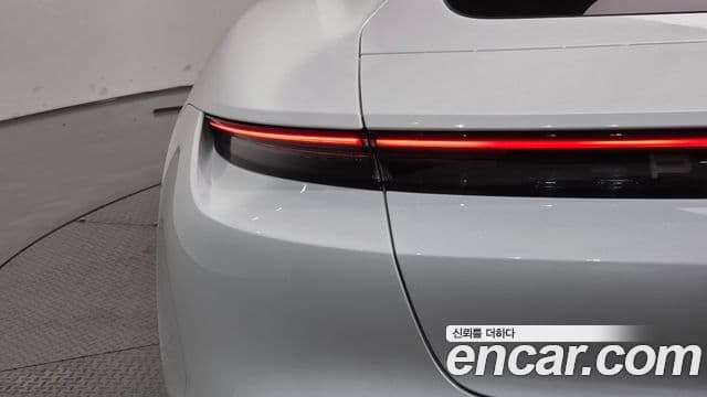 Porsche Taycan 2024 — Photo 13/37