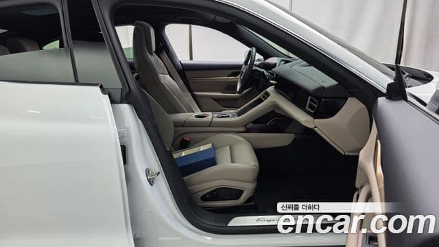 Porsche Taycan 2024 — Photo 32/37