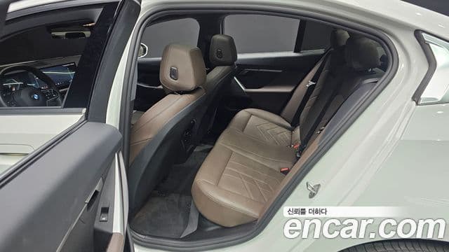 BMW 5 Series 2024 — фото 12 из 20