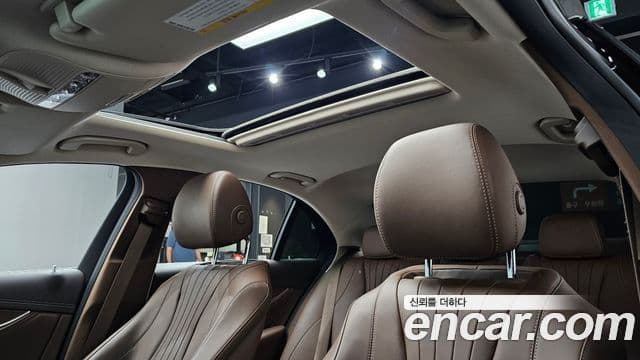 Mercedes-Benz E-Class 2019 — ფოტო 15/20