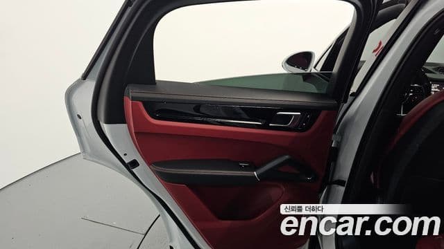 Porsche Cayenne 2020 — Photo 2/37