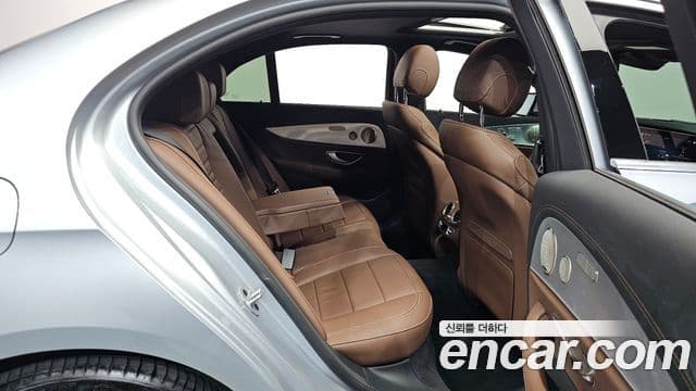 Mercedes-Benz E-Class 2021 — Фото 10/20