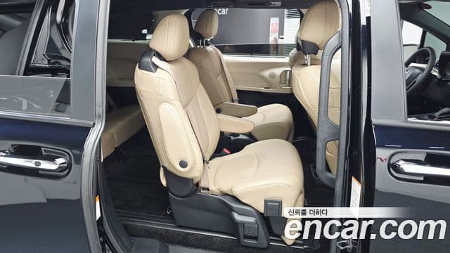 Toyota Sienna 2023 — фото 11 из 20