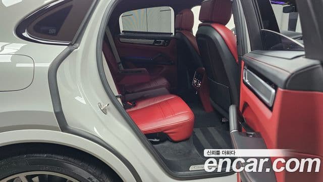 Porsche Cayenne 2022 — ფოტო 11/20
