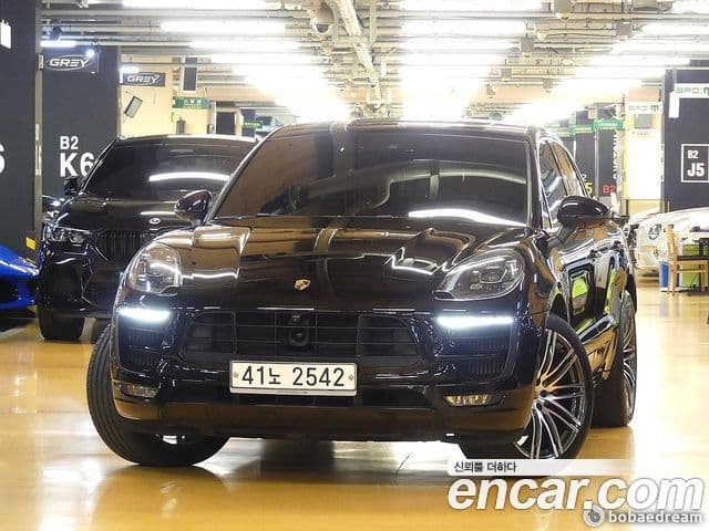 Porsche Macan 2018 — ფოტო 2/20