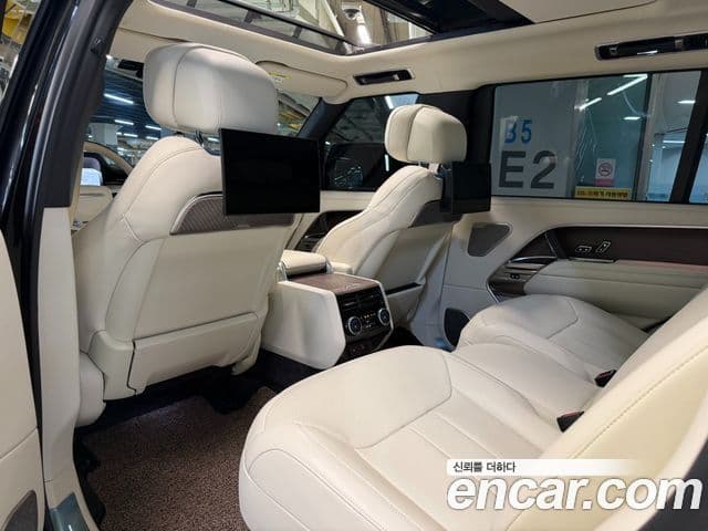 Land Rover Range Rover 2023 — фото 12 из 20