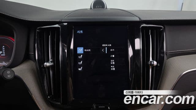 Volvo XC60 2018 — фото 16 из 20