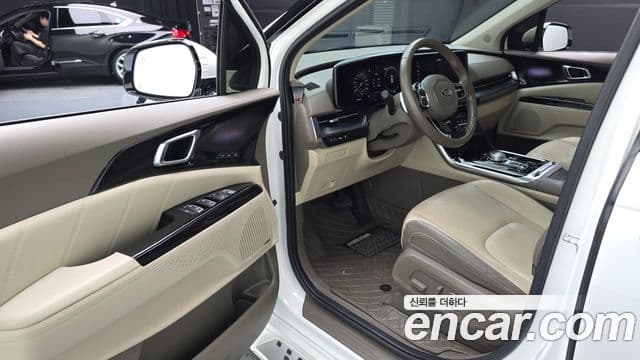 Kia Carnival 2021 — фото 10 из 20