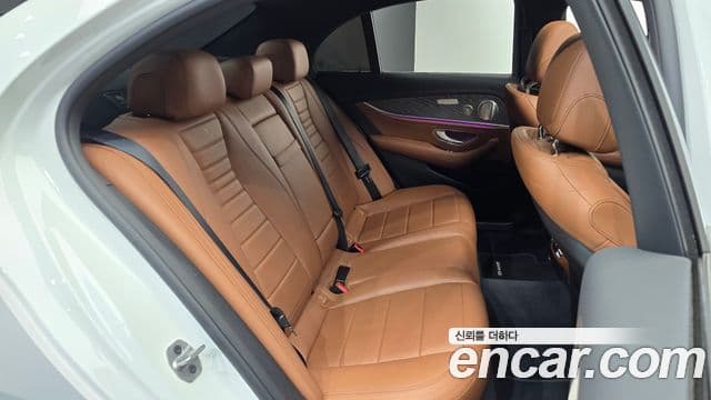 Mercedes-Benz E-Class 2021 — фото 11 из 20