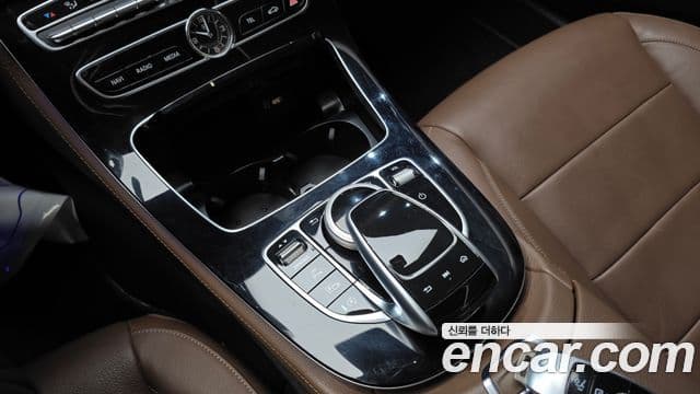 Mercedes-Benz E-Class 2019 — ფოტო 16/20