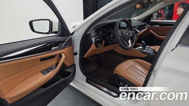 BMW 5 Series 2018 — Şəkil 10/20