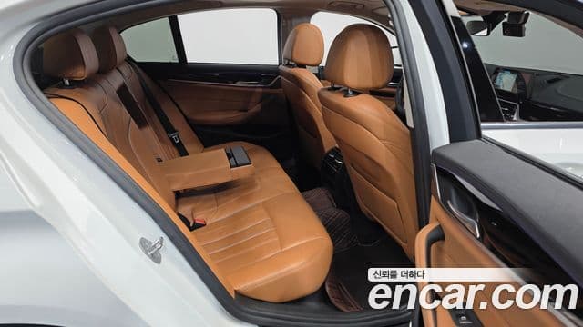 BMW 5 Series 2018 — Şəkil 12/20