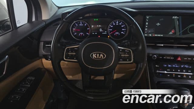 Kia Carnival 2021 — фото 13 из 20