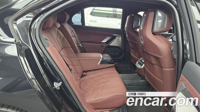 BMW 7 Series 2024 — фото 11 из 20
