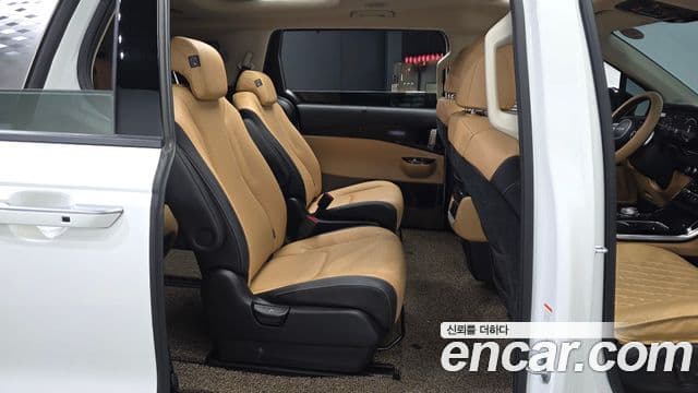 Kia Carnival 2022 — фото 12 из 20