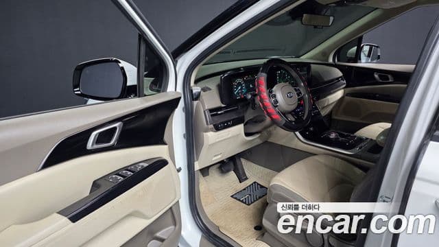 Kia Carnival 2021 — фото 9 из 20