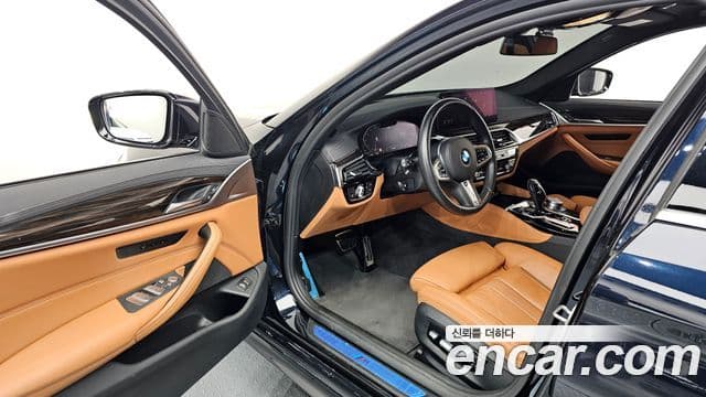 BMW 5 Series 2021 — фото 10 из 20