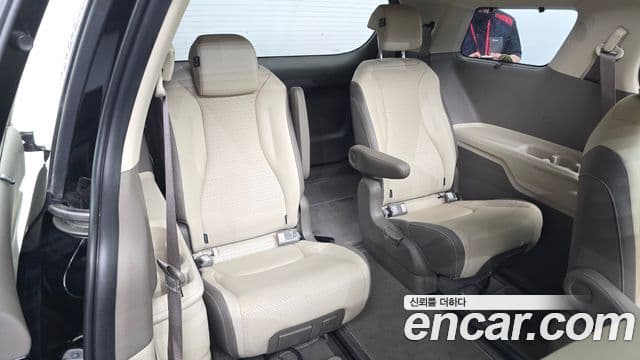 Kia Carnival 2022 — фото 12 из 20