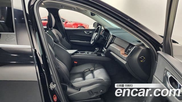 Volvo XC60 2018 — Photo 15/36