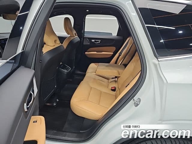 Volvo XC60 2022 — Фото 11/20
