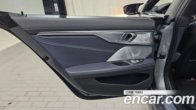 BMW 8 Series 2025 — Photo 32/38
