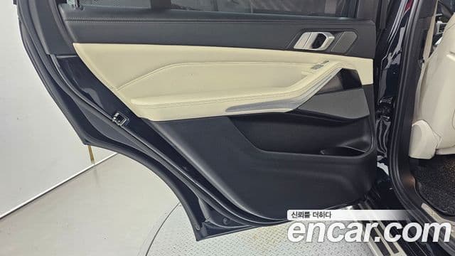 BMW X7 2020 — Photo 28/35
