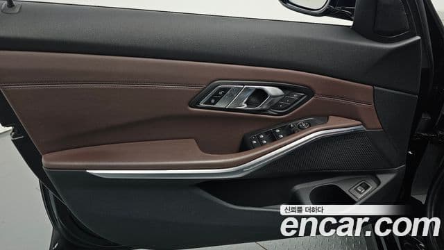 BMW 3 Series 2019 — Photo 19/34