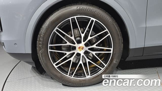 Porsche Cayenne 2024 — Photo 1/38