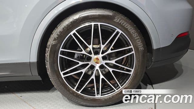 Porsche Cayenne 2024 — Photo 32/38