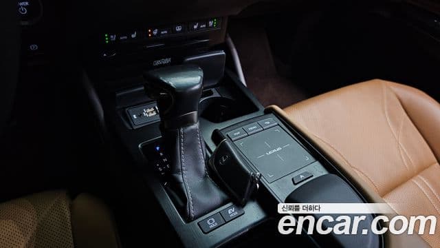 Lexus ES300h 2019 — Şəkil 38/40