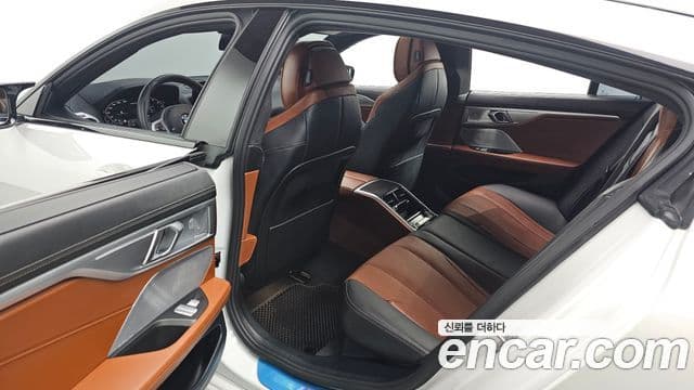 BMW 8 Series 2025 — Photo 10/20
