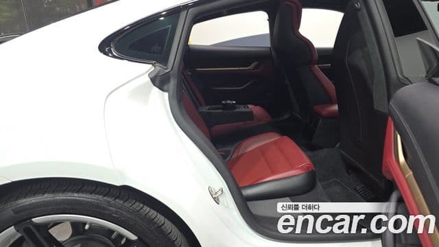 Porsche Taycan 2024 — ფოტო 29/35