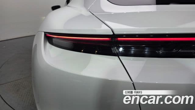 Porsche Taycan 2024 — ფოტო 20/35