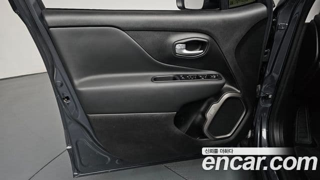 Jeep Renegade 2023 — ფოტო 25/37