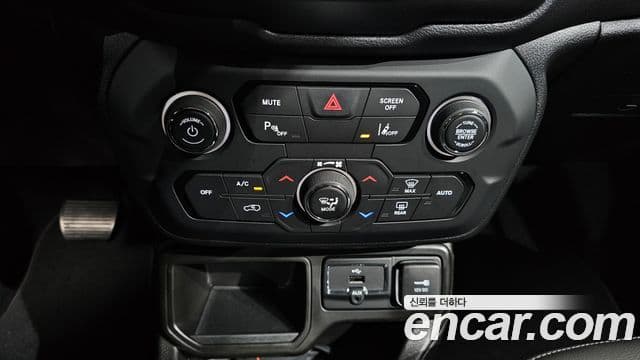 Jeep Renegade 2023 — ფოტო 29/37