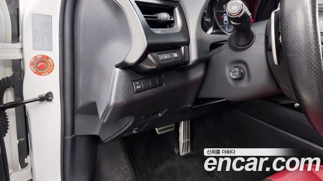 Lexus UX250h 2020 — Photo 13/32