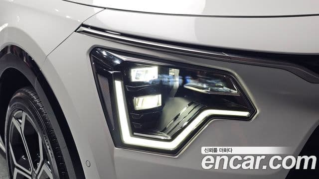 Kia Niro 2023 — ფოტო 18/32