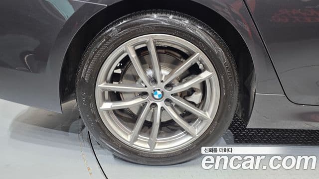 BMW 5 Series 2019 — Şəkil 24/30