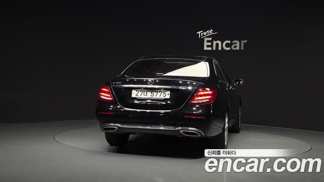 Mercedes-Benz E-Class 2018 — Photo 8/20
