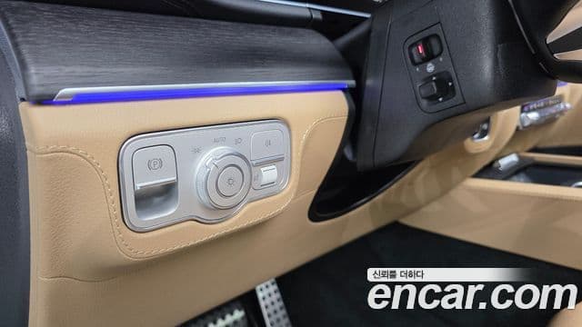 Mercedes-Benz GLS-Class 2025 — Photo 28/36