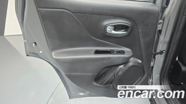 Jeep Renegade 2022 — ფოტო 11/32