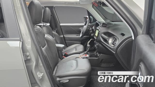 Jeep Renegade 2022 — ფოტო 17/32