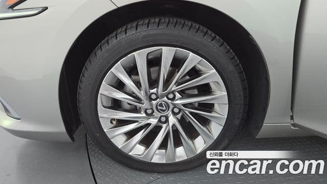 Lexus ES300h 2023 — ფოტო 7/33