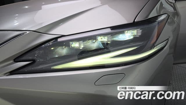 Lexus ES300h 2023 — ფოტო 32/33
