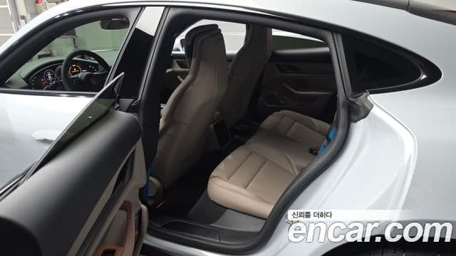 Porsche Taycan 2025 — Photo 12/20