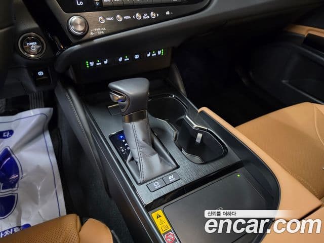 Lexus ES300h 2025 — Photo 2/18
